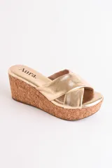 Sandalia dorada con plataforma de corcho, tiras cruzadas de cuero y plantilla acolchada.
