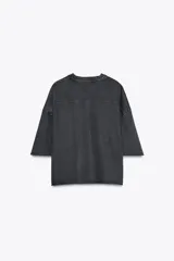 Sudadera gris oscuro con cuello en V y mangas 3/4. Tejido con efecto lavado y rib a tono.