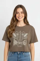 Remera cropped color borgoña de algodón, con cuello redondo y mangas cortas. Estampado frontal con un corazón sagrado con llamas, rosas y la leyenda 'Love Blooms'.