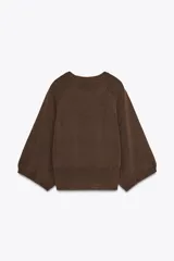 Sweater marrón de punto con cuello redondo y mangas anchas 3/4.