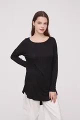 Remera de manga larga color negro, diseño recto y con detalles de estampado.