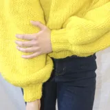 Buzo amarillo tejido a mano con lana merino.