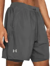 Short de running Under Armour Launch 7 2N1, color azul con detalles en celeste.