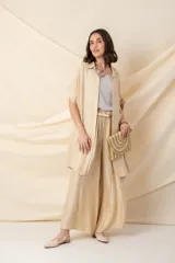 Camisa larga verde salvia de viscosa y tencel, con calce holgado y bolsillos laterales.