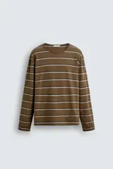 Camiseta marrón con rayas horizontales blancas y negras, de corte relaxed fit, cuello redondo amplio y mangas largas.