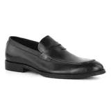 Zapato mocasín de cuero negro, con detalle de antifaz en el empeine.