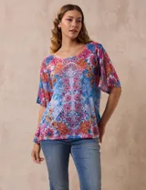 Blusa de modal estampado con flores en tonos azules, rosas y amarillos, marca Ruby Rd. Tiene cuello redondo, manga corta con abertura y apliques de brillos en el frente.