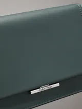 Cartera de cuero Saffiano color verde, con diseño elegante, cierre magnético y correa ajustable.
