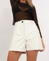 Short de ecocuero color blanco, con diseño clásico y corte cómodo.