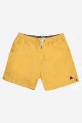 Short de baño amarillo liso con cintura elástica ajustable con cordón blanco, dos bolsillos laterales y uno trasero.