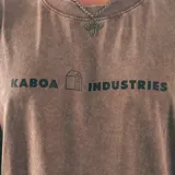 Remera beige con efecto gastado y estampa frontal con el logo de la marca Kaboa Industries.