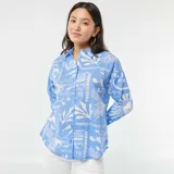 Camisa celeste de gasa de algodón con estampado de motivos marinos en blanco.
