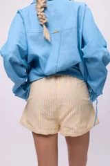 Short a rayas verticales color verde agua y blanco, con cintura elastizada y cordón ajustable.