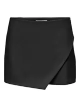 Short pollera negro cruzado de tiro medio, confeccionado en tejido plano con mezcla de poliéster reciclado, viscosa y elastano. Diseño de largo mini con cierre envolvente y textura suave con leve elasticidad.