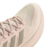 Championes Adidas Ultrarun 5 W color rosa con detalles en gris. Capellada de malla transpirable, amortiguación Cloudfoam con rebote Bounce 2.0 y suela Adiwear.