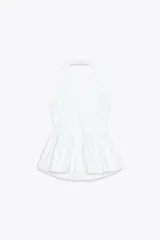 Top blanco de cuello halter y escote pico. Tejido combinado a tono. Bajo acabado tipo globo.