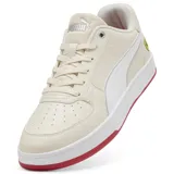 Championes Puma Ferrari Caven 2.0 color arena con detalles en blanco y rojo.