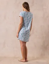 Camisón corto de tejido suave estampado con diseño animal print, marca René Rofé. Tiene escote redondo con aplique de moña y mangas cortas con ribete negro.