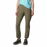 Pantalón de trekking color verde oliva, con cintura elástica, bolsillos laterales con cierre y puños ajustables. Confeccionado con tejido que repele la humedad y protege del sol.