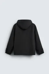 Parka negra de tejido técnico acolchado, corte regular fit, cuello alto con capucha ajustable, manga larga con puños ajustables, bolsillos de solapa en la cadera y bolsillo interior. Cierre frontal con cremallera oculta y botones a presión.