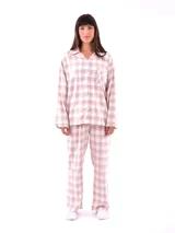 Pijama de camisa y pantalón largo con estampado a cuadros en tonos beige, rosa y lila. La camisa es de manga larga con cuello clásico y bolsillo en el pecho. El pantalón es de corte recto con cintura elástica.