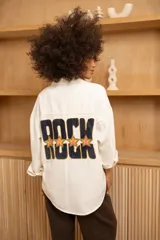 Sobrecamisa vaquera blanca de corte holgado con bordado en la espalda.