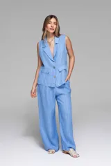 Pantalón celeste con rayas verticales blancas, de corte palazzo y cintura elastizada en la parte trasera.