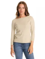 Buzo tejido en hilado fino color beige, con cuello bote y manga raglán ¾.