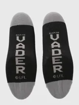 Calcetines negros con diseño estampado de la máscara de Darth Vader en gris.