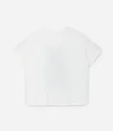 Remera de algodón color crudo, de corte holgado y mangas cortas. Estampado frontal con un gato negro y detalles gráficos en verde y negro.