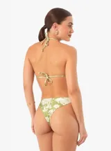 Conjunto de bikini color naranja con estampado floral blanco. El corpiño es de triángulo con volados y la bombacha es con lazos laterales.