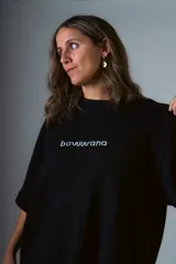 Remera negra de manga corta confeccionada en punto Prato, con bordado frontal con la palabra "bowwana".