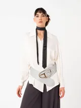 Camisa básica de corte amplio, confeccionada en tejido especial con textura arrugada, que aporta un aire elegante y sofisticado.