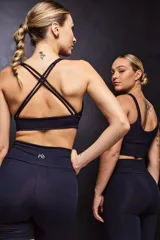 Top deportivo color verde militar con espalda cruzada en cuatro tiras y almohadillas removibles.