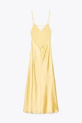 Vestido midi amarillo de satén con escote en V, tirantes finos ajustables y espalda con tiras cruzadas.