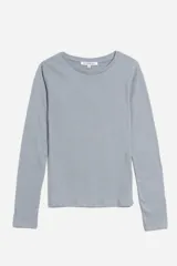 Remera de manga larga color rosa pálido, con cuello redondo.