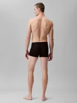 Pack de tres bóxers ajustados negros Calvin Klein Ultra Soft Modal, confeccionados en modal suave y elástico, con cinturilla elástica con logo grabado y dobladillo vuelto.