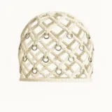 Gorro tejido color crudo con diseño de red y aros metálicos plateados.