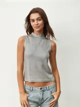 Musculosa blanca de cuello alto y sin mangas.