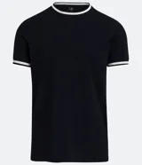Remera negra de corte slim fit, con cuello redondo y mangas cortas. Presenta ribete blanco en cuello y mangas.