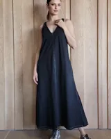 Vestido largo azul melange de corte imperio, con escote en V y breteles finos. Presenta una abertura lateral en la falda.