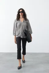 Pantalón de vestir negro de corte clásico, recto y levemente entallado, con largo hasta el tobillo.