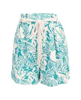 Short de tiro alto con estampado de hojas en tonos celeste y blanco. Presenta cintura elastizada con cinturón de soga con cuentas de madera.