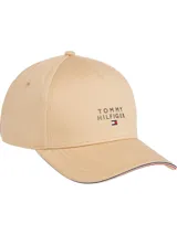 Gorra de béisbol color beige con visera ribeteada con cinta tricolor (rojo, blanco, azul). Presenta el logo de Tommy Hilfiger bordado en el frente.