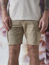 Bermuda de gabardina color marrón con múltiples bolsillos tipo cargo.