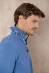 Remera tipo polo color beige, de manga corta y corte clásico. Tiene cuello con botones y está confeccionada en algodón.