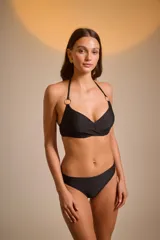 Top de bikini color marfil con textura acanalada, escote halter con aros dorados y cierre posterior con broche.