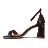 Sandalia de tacón alto color blanco, con una tira delgada sobre los dedos y pulsera con hebilla al tobillo.