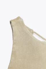 Camiseta color arena de algodón con efecto lavado, cuello redondo y espalda descubierta con lazadas.