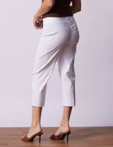 Pantalón capri blanco en gabardina elastizada, marca Zac & Rachel. Pretina ancha elastizada. Delantera y trasera con bolsillos simulados.